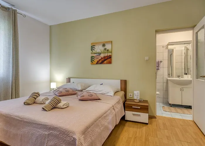 App Bonic Sa Balkonom I Pogledom Na *